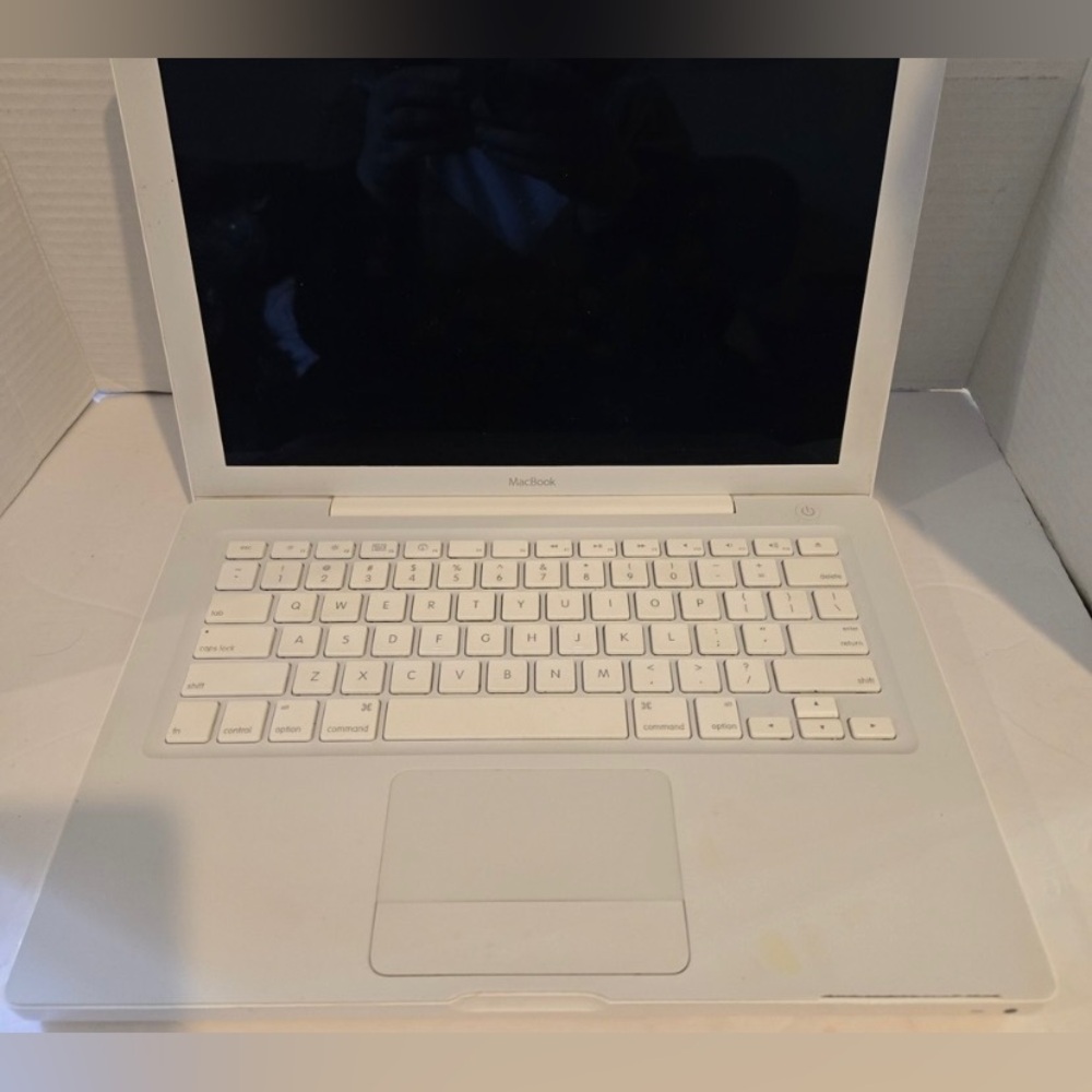Vintage 2007 Apple White MacBook w/ great extensive music library & accessories!